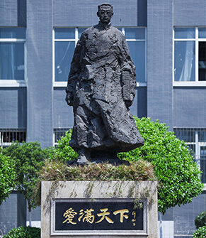 学校雕像